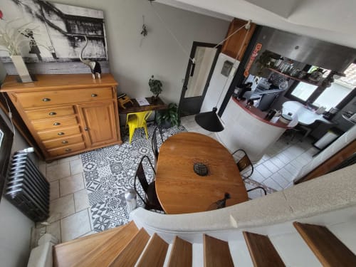Espace de vie du duplex à Orval Et Sens, Orvault avec table à manger en bois, mobilier et cuisine visible