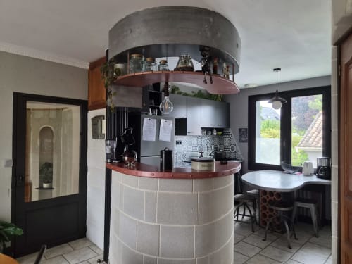 Cuisine cylindrique moderne avec plan de travail rouge dans l'appartement duplex Orval Et Sens, Orvault, équipée d'appareils inox et