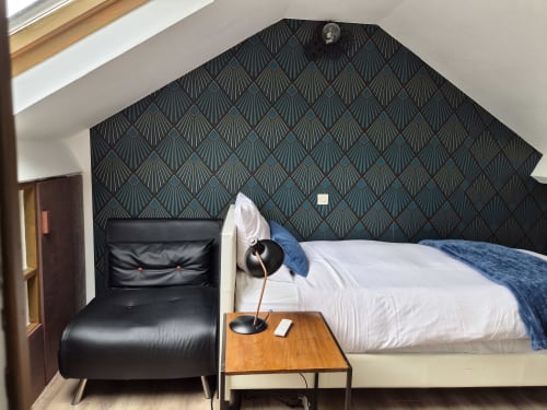 Chambre contemporaine à l'hôtel Orval Et Sens d'Orvault avec mur d'accent à motifs, lit, chaise noire et lampe de bureau