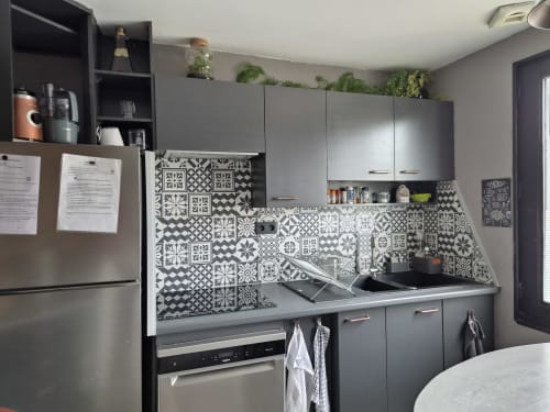 Cuisine moderne dans l'appartement Orval Et Sens avec armoires grises et carrelage mural motifs noir et blanc