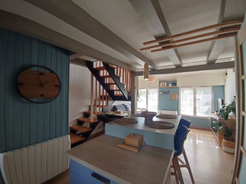 Appartement contemporain L'Absolu à Orval Et Sens à Orvault avec séjour ouvert, escalier en bois et touches de bleu