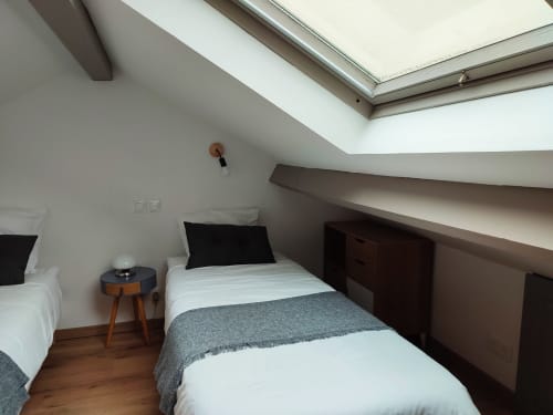 Chambre lumineuse sous les toits à l'hôtel Orval Et Sens à Orvault, avec puits de lumière, lit simple, bureau et parquet