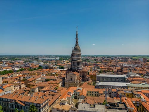 Paesaggio urbano di Novara con la caratteristica Basilica di San Gaudenzio circondata da tetti in cotto e architettura storica
