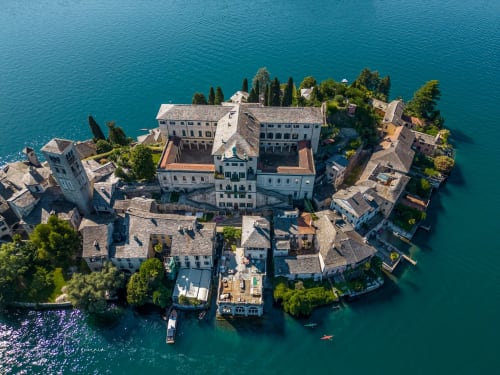 Vista aerea degli Appartamenti MiSaNi su un'isola lacustre a Novara, Italia con acque turchesi