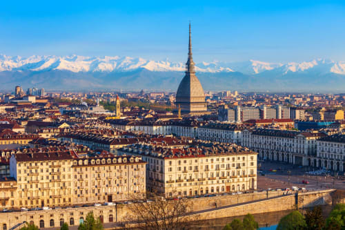 Skyline di Torino con la Mole Antonelliana e le Alpi innevate, regione di Novara Italia