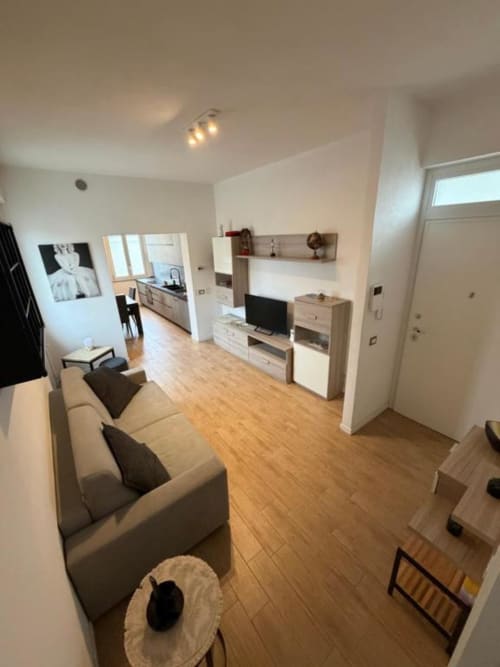 Modern appartamento open-plan presso MiSaNi Apartments a Novara con living, cucina, pavimenti in legno e design contemporaneo