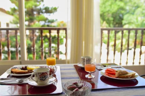 Mesa del desayuno en Cortijo San Ignacio con zumo, café y pasteles frescos con vista a la terraza del jardín