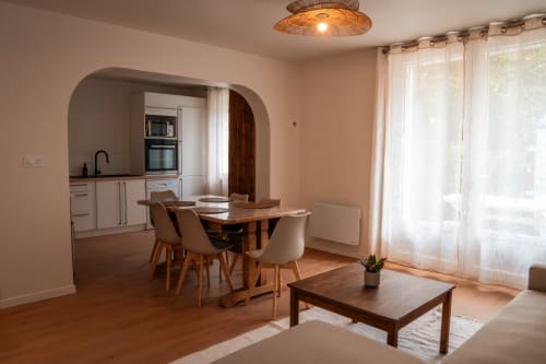 Cottage moderne ouvert à Maison Antea B&B au Puy-en-Velay avec cuisine, salle à manger et salon intégrés