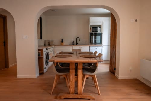 Cuisine-salle à manger contemporaine du gîte Maison Antea au Puy-en-Velay avec table et chaises en bois