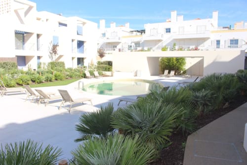Break Lovers BnB Portugal: Apartamentos brancos modernos com piscina, espreguiçadeiras e paisagismo tropical