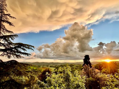 Tramonto toscano sulle dolci colline e valli verdi del giardino dell'Agriturismo CasaViVa, Pozzo della Chiana