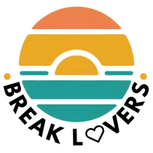 Logo Break Lovers BnB com camadas de hambúrguer coloridas e design de coração, hospitalidade em Portugal