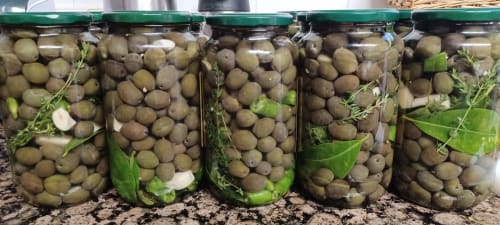 Pots d'olives vertes aux herbes à l'Agroturismo Ses Illes à Costitx, Espagne