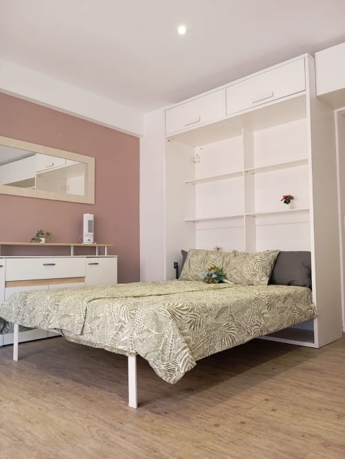 Quarto moderno no apartamento Sweet Home Casa dos Arcos em Portimão com cama queen, prateleiras embutidas brancas e parede de destaque roxo-avermelhada