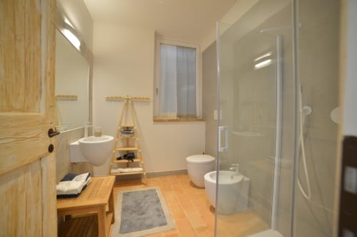 Bagno moderno nella suite Proprietà Clara deluxe, Assisi, con arredi in legno e doccia con box in vetro
