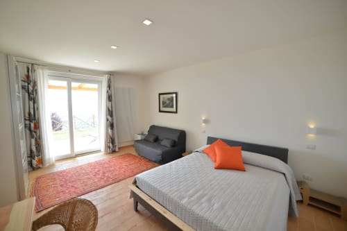 Spaziosa camera deluxe presso Proprietà Clara ad Assisi con letto, divano e accesso alla terrazza
