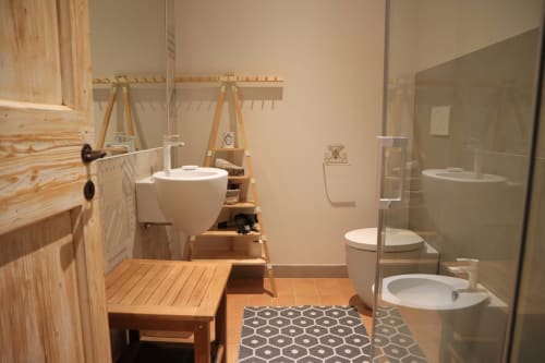 Bagno moderno di Villa Clara B&B ad Assisi con arredi in legno, doppi lavandini e cabina doccia in vetro