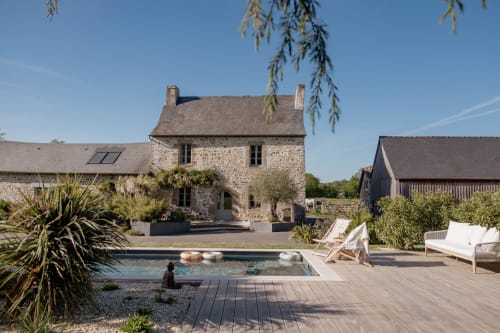 Manoir de la Nogrie, demeure en pierre avec piscine et transats à Val d'Izé, France