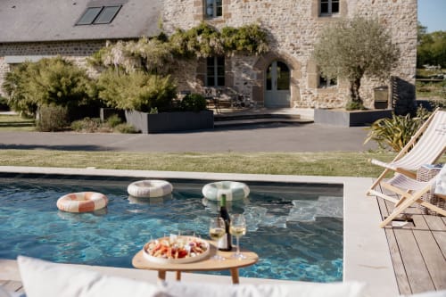 Piscine luxueuse du Manoir de la Nogrie avec bouées, rafraîchissements et manoir en pierre à Val d'Izé en France