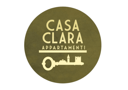 Logo Casa Clara Apartamenti con chiave ornamentale e sagoma dello skyline di Assisi su sfondo verde oliva