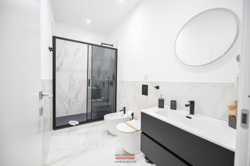 Bagno moderno nell'appartamento Cavour Deluxe dell'hotel Newhouse a Bari - doccia in marmo, vanità, specchio rotondo