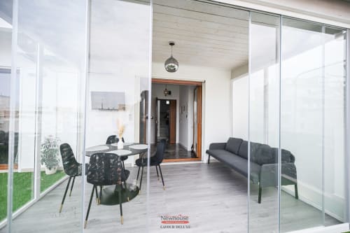 Appartamento Newhouse Cavour Deluxe a Bari con zona pranzo moderna, divano e porte in vetro che si aprono sulla città