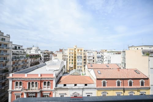 Panorama di Bari dal balcone dell'hotel Newhouse, edifici colorati e tetti in cotto