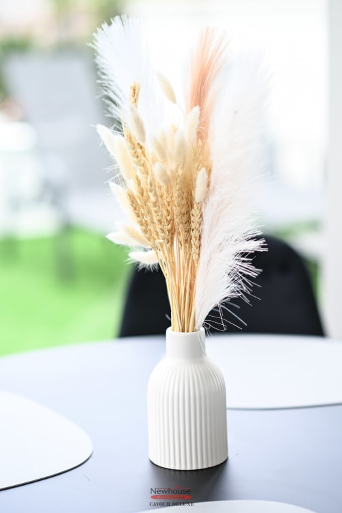 Vaso in ceramica bianca con composizione di erba della pampa e grano secchi sul tavolo nella suite Newhouse Cavour Deluxe, Bari