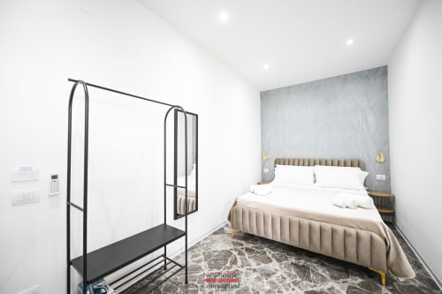 Camera Deluxe Cavour presso l'hotel Newhouse di Bari con letto a baldacchino, arredamento moderno e vista sulla città