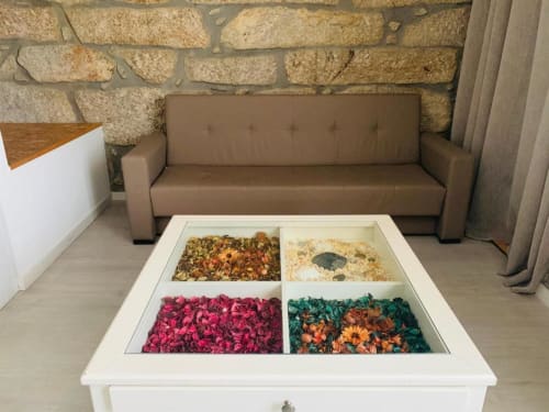 Suíte da Campanhã Boutique com sofá bege e mesa de exposição branca com amostras de tecidos coloridos no Porto