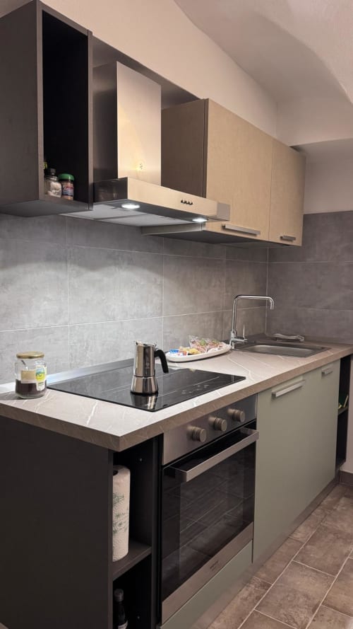 Cucina moderna dell'appartamento The Residence a Talking Stones, Dolceacqua con piano cottura a induzione e armadi in legno