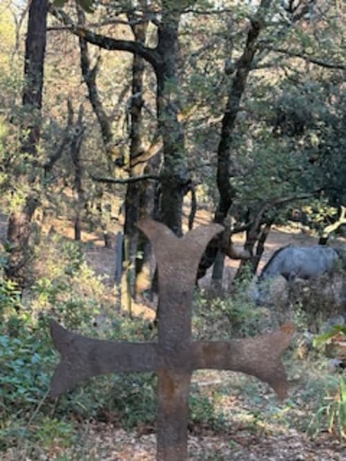 Sculpture de croix en métal dans le jardin de la Lou Paradou Lodge, Grillon, France
