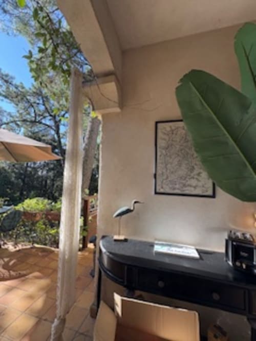 Terrasse de la Suite Little Karoo au Lou Paradou Lodge à Grillon, vue sur les jardins et équipements modernes