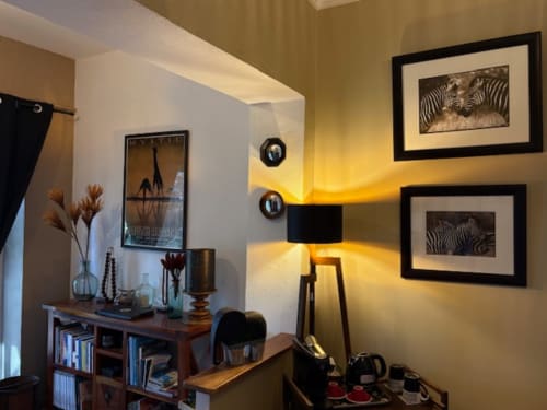 Chambre accueillante au Lou Paradou Lodge à Grillon, éclairage chaleureux, art zébré, bureau avec lampe et accessoires décératifs