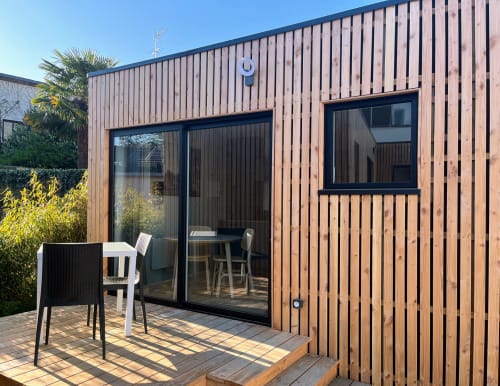 Studio moderne en bois aux Logis du canal, Betton, avec espace repas extérieur et terrasse