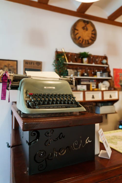 Máquina de escribir vintage sobre escritorio de madera en el hotel La Gerencia de Checa, España