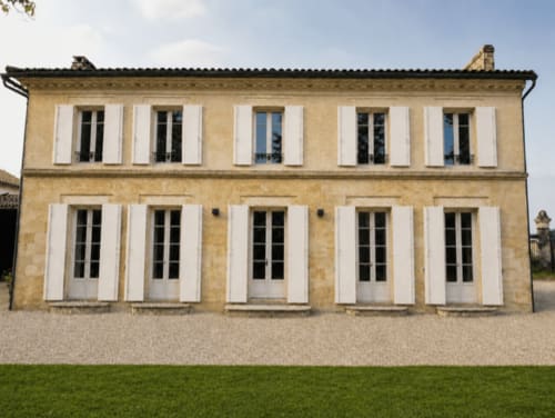 Château Alto Cormeil, gîte de charme à Saint-Émilion, avec sa façade en pierre miel et ses volets blancs