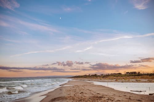 Tramonto sulla spiaggia di Catania con cielo dorato, onde gentili e riva sabbiosa vicino a Cata Appartament Nìa
