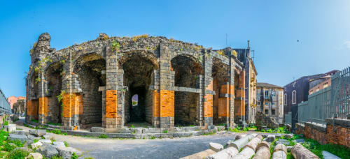 Rovine dell'anfiteatro romano antico a Catania, Italia con archi in pietra e muri in mattoni consumati dal tempo