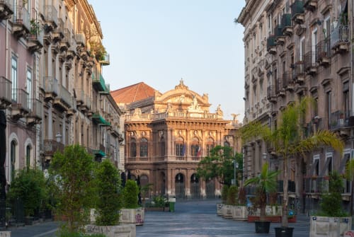 Via storica di Catania con edifici barocchi e facciata del monastero benedettino, vicino all'hotel Cata Appartament Nìa
