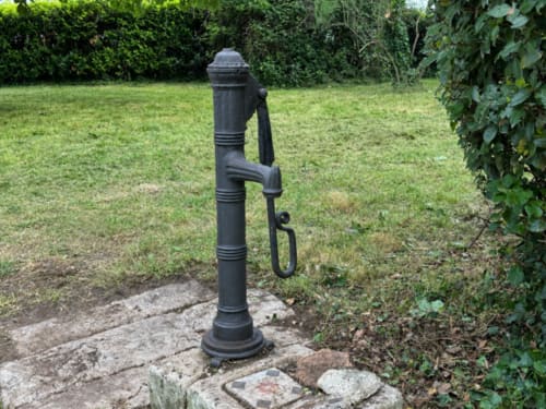 Pompe noire vintage dans le jardin du Château Alto Cormeil, gîte Saint-Émilion France
