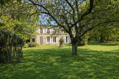 Château Alto Cormeil, gîte de charme à Saint-Émilion, entouré d'arbres matures et de pelouse impeccablement entretenue