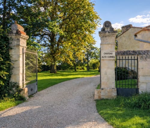 Portes en pierre historiques et allée bordée d'arbres du Château Alto Cormeil, boutique hôtel à Saint-Émilion