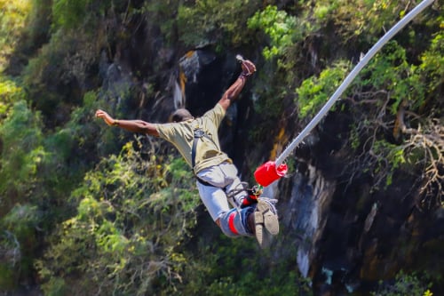 Amateur d'aventure en tyrolienne au-dessus des falaises verdoyantes du canyon près de l'Hôtel Restaurant Le Verdon aux Salles-sur-Verdon, France