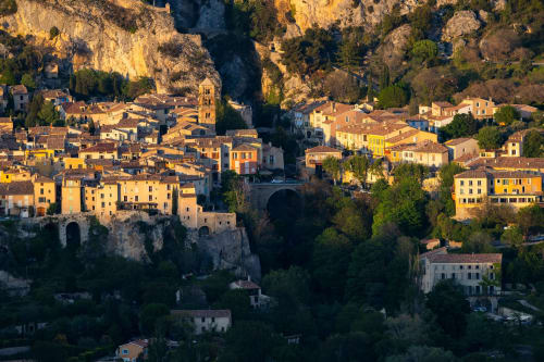 Village médiéval acroché aux falaises calcaires des Salles-sur-Verdon, illuminé par la lumière dorée du coucher de soleil