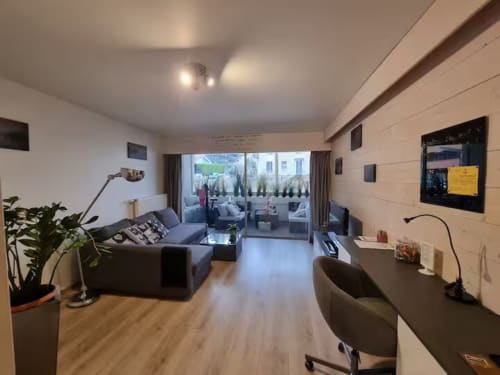 Suite moderne à Zoppas Aix-les-Bains avec espace salon, coin bureau et vue sur la terrasse