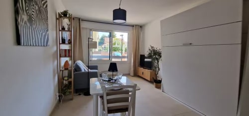 Studio moderne à Zoppas Aix-les-Bains avec salon, table à manger et vue sur balcon