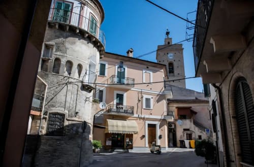 Piazza storica di Atessa con torre medievale e edifici color pastello presso l'hotel Tales of Abruzzo