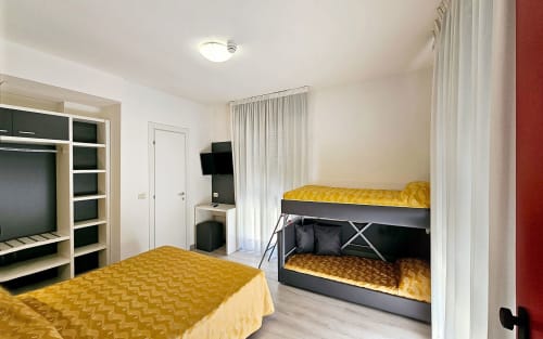 Quadruple room at Hotel Panorama in Lido di Jesolo with bunk beds, single bed, and modern furnishings