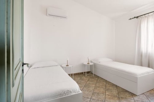 Bright twin bedroom with white beds and air conditioning at Dimora Silva Nature Suites villa in San Martino delle Scale,